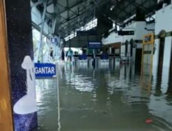 Akibat Diguyur Hujan Lebat, Aktivitas Transportasi di Semarang Lumpuh
