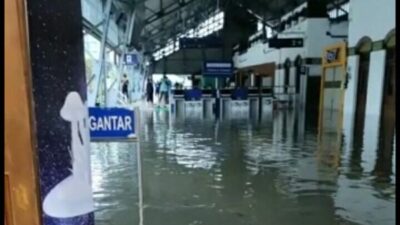 Akibat Diguyur Hujan Lebat, Aktivitas Transportasi di Semarang Lumpuh