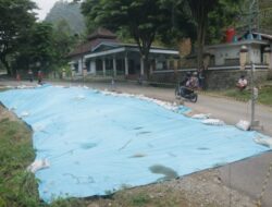 Jalan Raya Penghubung Ponorogo Pacitan Ambles Sepanjang 12 Meter