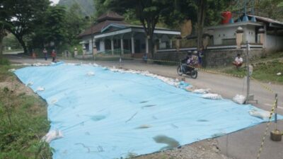 Jalan Raya Penghubung Ponorogo Pacitan Ambles Sepanjang 12 Meter