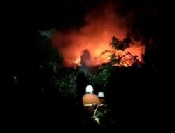 Rumah Semi Permanen di Surabaya Hangus Terbakar