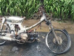 Sebuah Motor Terbakar, Api Muncul dari Bagian Mesin