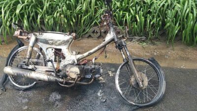 Sebuah Motor Terbakar, Api Muncul dari Bagian Mesin