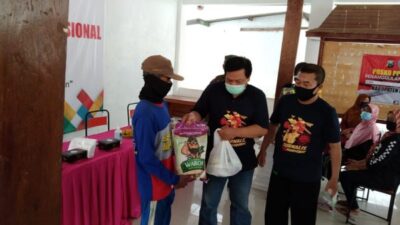 Komunitas Wartawan Ponorogo Bagikan Ratusan Paket Sembako