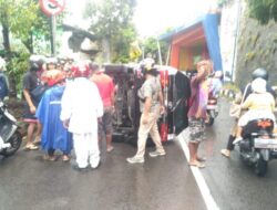 Pengemudi Kurang Fokus, Mobil Avanza Hitam Terguling