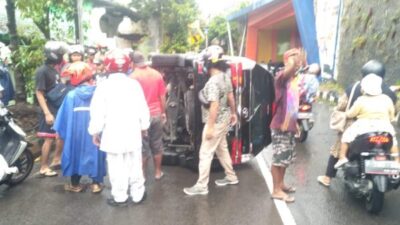 Pengemudi Kurang Fokus, Mobil Avanza Hitam Terguling