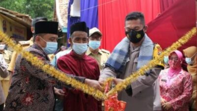 Tinggal Seatap Bersama Sapi, Polres Sampang Bedah Rumah Kakek Puadin