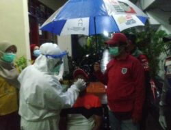 Puluhan Warga Kalikepiting Ikuti Swab Lingkungan di Tengah Guyuran Hujan