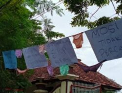 Massa Aksi Gantung “Pakaian Dalam” di Depan Kantor Bupati Pamekasan