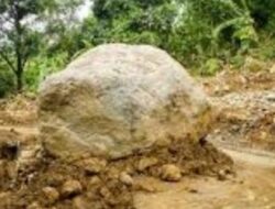 Akibat Longsor, Akses 3 Desa di Pasean Terhalang Batu Besar