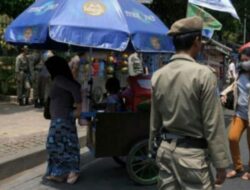 Satpol PP Pamekasan Gelar Razia, Sejumlah PKL Diamankan