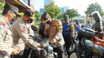 Tunjang Kinerja Bhabinkamtibmas, Kapolda Jatim Bagikan 250 Unit Motor dan 2 Unit Ambulans