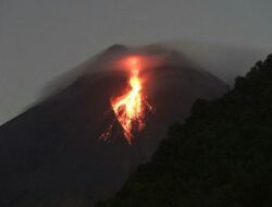 Gunung Merapi Kembali Muntahkan Lava Pijar Sejauh 900 Meter