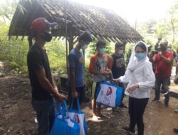 Berkunjung ke Ponorogo, Arumi Bachsin Bagi-Bagi Paket Sembako