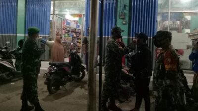 Koramil Pamekasan Sosialisasikan Prokes di Pusat Perbelanjaan