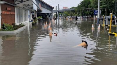 Banjir Rendam Stasiun Semarang, Jadwal Kereta Api Terganggu