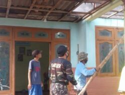 Angin Puting Beliung di Desa Segodobancang, Banser Turun Tangan Bersihkan Bangunan yang Rusak