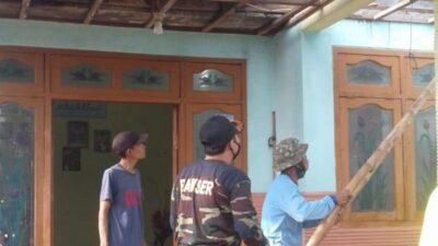 Angin Puting Beliung di Desa Segodobancang, Banser Turun Tangan Bersihkan Bangunan yang Rusak