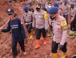 Dansat Brimob Polda Jatim Berikan Bantuan Sembako ke Korban Tanah Longsor dan Banjir di Nganjuk