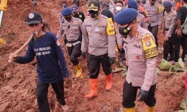 Dansat Brimob Polda Jatim Berikan Bantuan Sembako ke Korban Tanah Longsor dan Banjir di Nganjuk