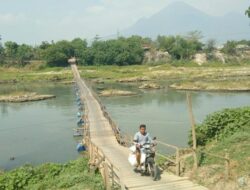 Jembatan Apung Penghubung Dua Provinsi di Jawa Timur
