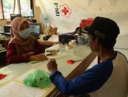 Antrean Pasien untuk Mendapatkan Plasma Darah Konvalesen di UDD PMI Jember