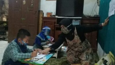 Guru TK di Surabaya Gelar Kegiatan Pembelajaran Door to Door