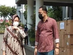Kunjungi Surabaya, Mensos Risma Berikan Bantuan Berupa Masker dan Hand Sanitizer