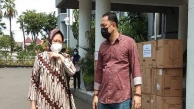 Kunjungi Surabaya, Mensos Risma Berikan Bantuan Berupa Masker dan Hand Sanitizer