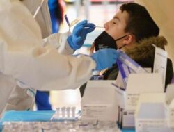 Hasil Rapid Test Antigen, Tak Ada Warga Positif Covid dalam Kerumunan Jokowi di NTT