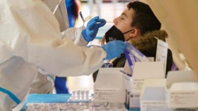 Hasil Rapid Test Antigen, Tak Ada Warga Positif Covid dalam Kerumunan Jokowi di NTT