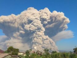 Gunung Sinabung Kembali Erupsi, Kolom Abu Capai 5000 Meter