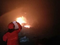 Tumpukan Arang 2 Meter Terbakar, 15 Unit Damkar Surabaya Diluncurkan