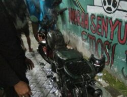 Sepeda Motor Klasik Terbakar di Dekat Lampu Lalu Lintas