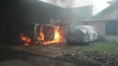 Mobil Daihatsu Terbakar, Api Muncul dari Radiator