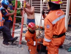 Pria di Surabaya Tersengat Listrik, Petugas Evakuasi Korban dari Ketinggian 14 Meter