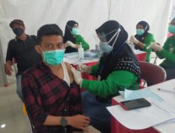 Ribuan Guru di Surabaya Menerima Vaksinasi Covid-19 Dosis Pertama