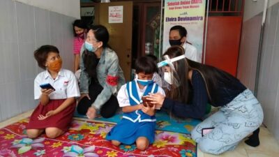 Putri Indonesia 2014 Resmikan Sekolah Online di Kawasan Eks Lokalisasi