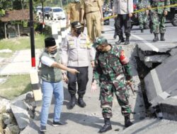 Bupati Pamekasan Tinjau Langsung Lokasi Jalan Ambles