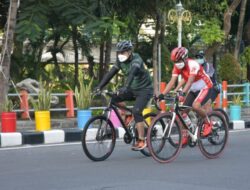 Gowes ke KBS, Cak Eri dan Cak Ji Menjadi Orang Tua Asuh Satwa