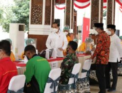 Jokowi Tinjau Vaksinasi Perdana AstraZeneca di Sidoarjo