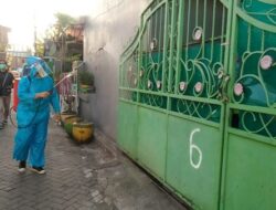 Tanggap COVID-19, KKN UPN Veteran Semprot Puluhan Rumah dengan Disinfektan