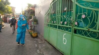 Tanggap COVID-19, KKN UPN Veteran Semprot Puluhan Rumah dengan Disinfektan