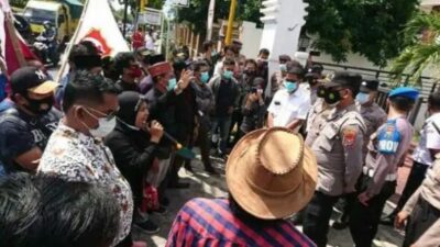 Demo Kantor Kejari Sampang Berujung Ricuh