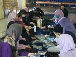 Bantu Cegah Penularan Virus Corona, Mahasiswa KKN Unesa Bagikan Paket Kesehatan