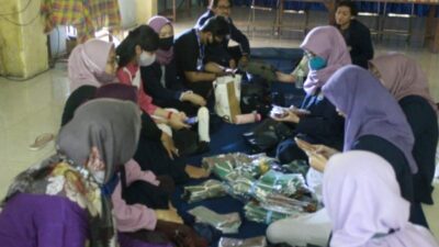 Bantu Cegah Penularan Virus Corona, Mahasiswa KKN Unesa Bagikan Paket Kesehatan