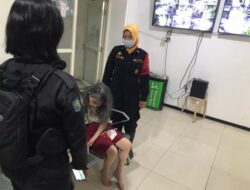Jalan-Jalan di Jembatan Layang, Linmas Evakuasi Wanita Tua Renta