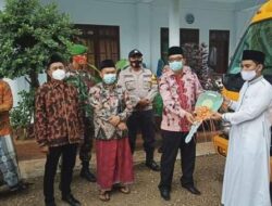 Secara Simbolis, Anggota DPR RI Ach Baidowi Serahkan Bus Sekolah