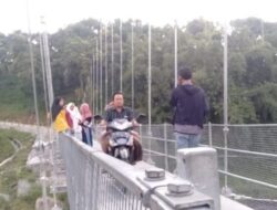 Asyiknya Berfoto Selfie di Jembatan Gantung Sungai Slawe Mojokerto