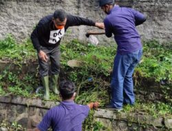 Demi Budaya Kebersihan, Bupati Ponorogo Sampai Nyemplung Got
